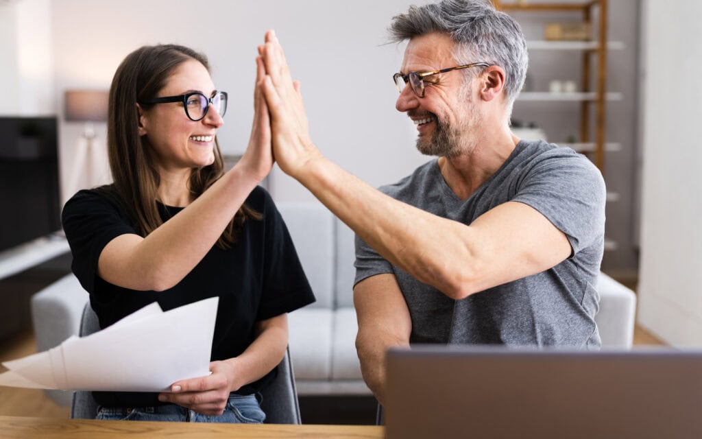 a couple high fiving after applying for a $500 loan